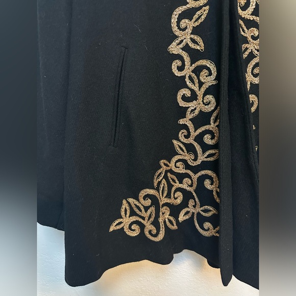 Vintage Made In USA Black Cape with Gold Embroidery and pockets - Picture 4 of 7